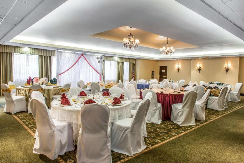 Regency Inn & Suites New London Mystic Buitenkant foto